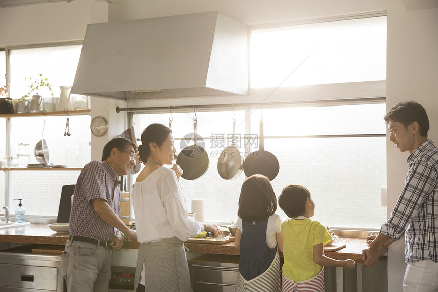 一家人一起在厨房做饭图片