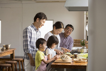 温馨一家人居家做饭图片