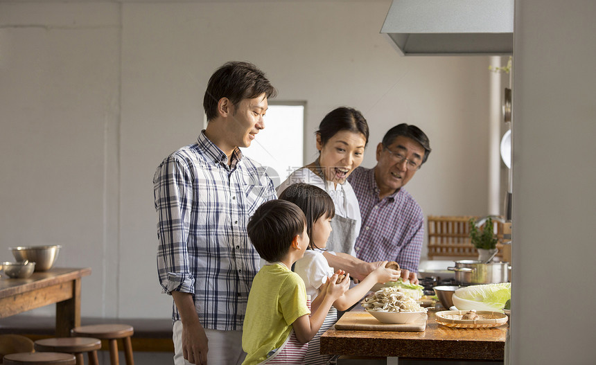 温馨一家人居家做饭图片