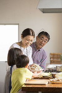 温馨一家人居家做饭图片