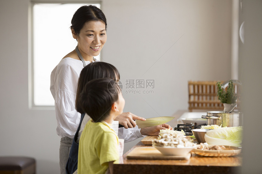 温馨家庭在厨房烹饪图片