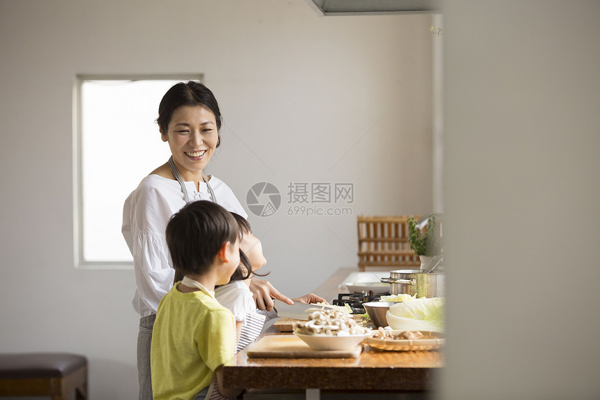 温馨家庭在厨房烹饪图片