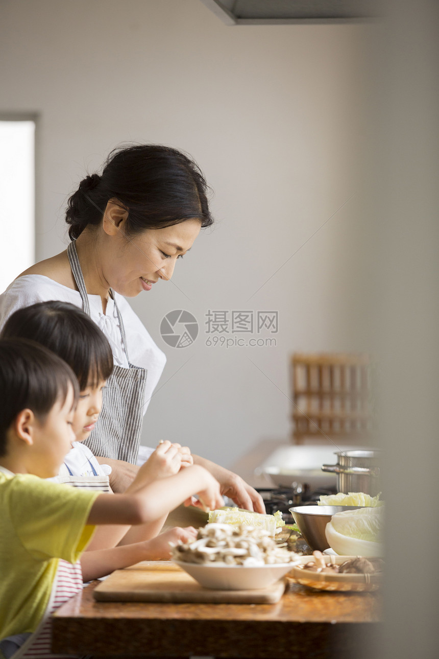 温馨家庭在厨房烹饪图片