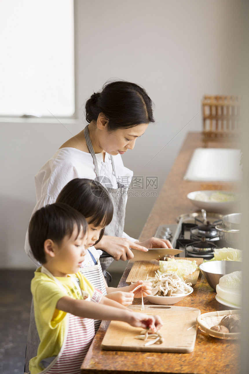 温馨家庭在厨房烹饪图片