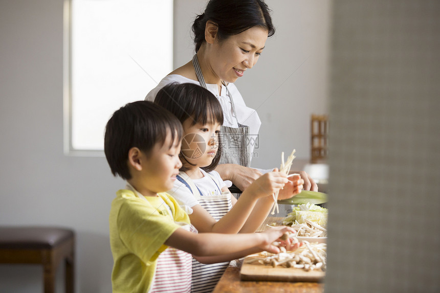 温馨家庭在厨房烹饪图片