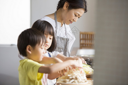 温馨家庭在厨房烹饪图片