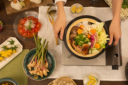 锅里煮好的食物丰盛家庭寿喜锅背景