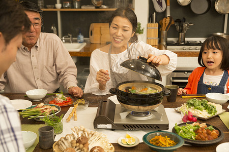 吃火锅的一家人高清图片