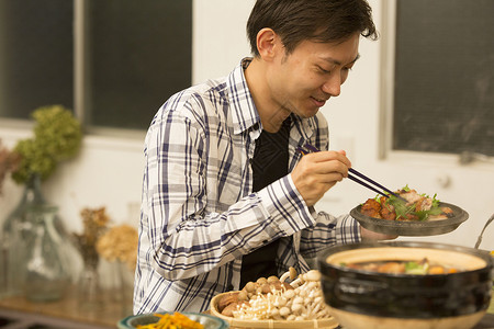 吃火锅的年轻男性图片