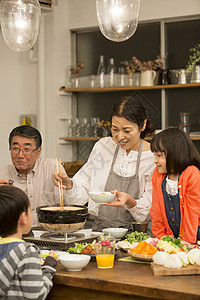吃火锅的一家人高清图片