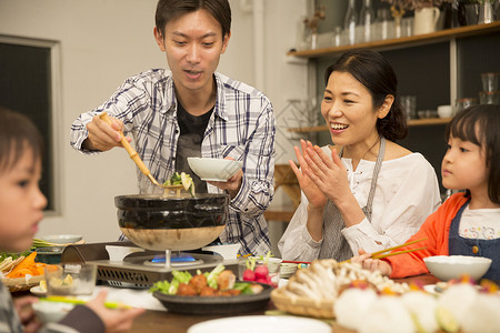 吃火锅的一家人图片