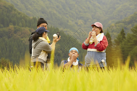 农田里的农民肖像背景图片