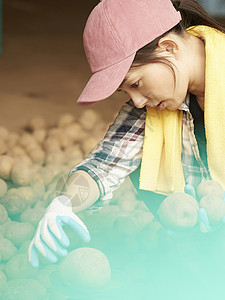 给土豆称重的女工人图片