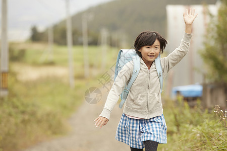 放学回家挥手的儿童图片