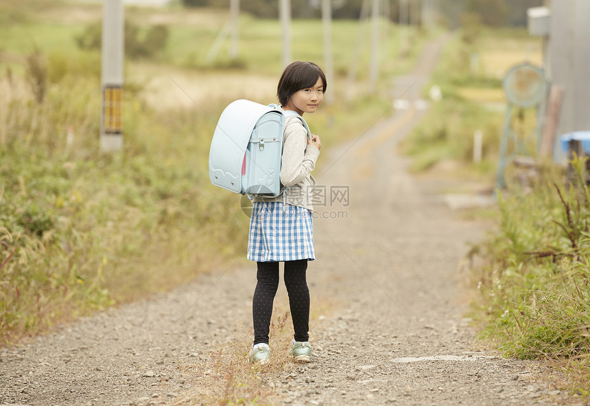 放学回家的儿童图片