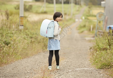 放学回家的儿童图片