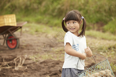 手提一篮土豆的女孩背景