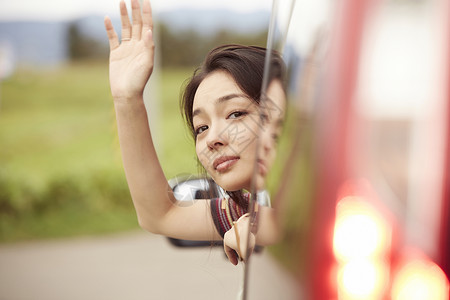 一个女人在汽车里挥手图片