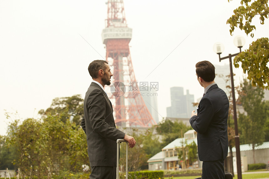 东京铁塔草本男人东京商务旅行外国人图片