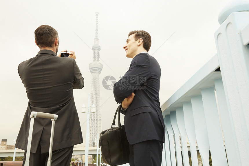 男人们三十几岁对话东京商务旅行外国人图片