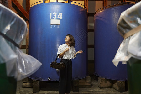 女士探索清酒店之旅图片