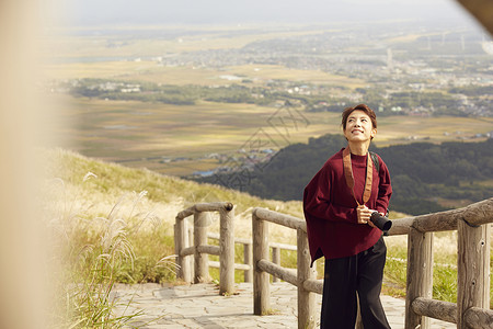 女性青年在户外旅游观光图片