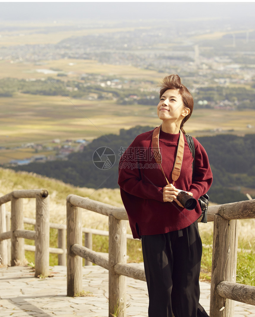 女性青年在户外旅游观光图片