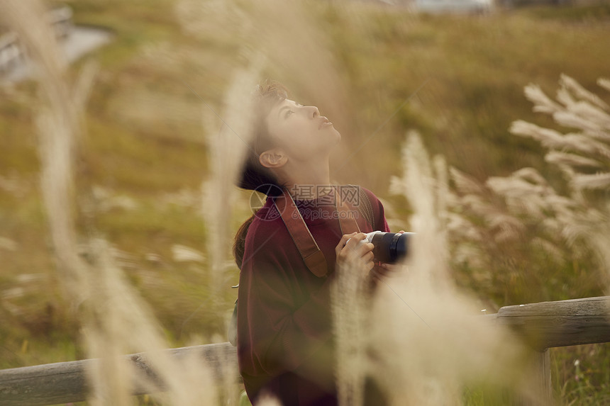 女性青年在户外旅游观光图片