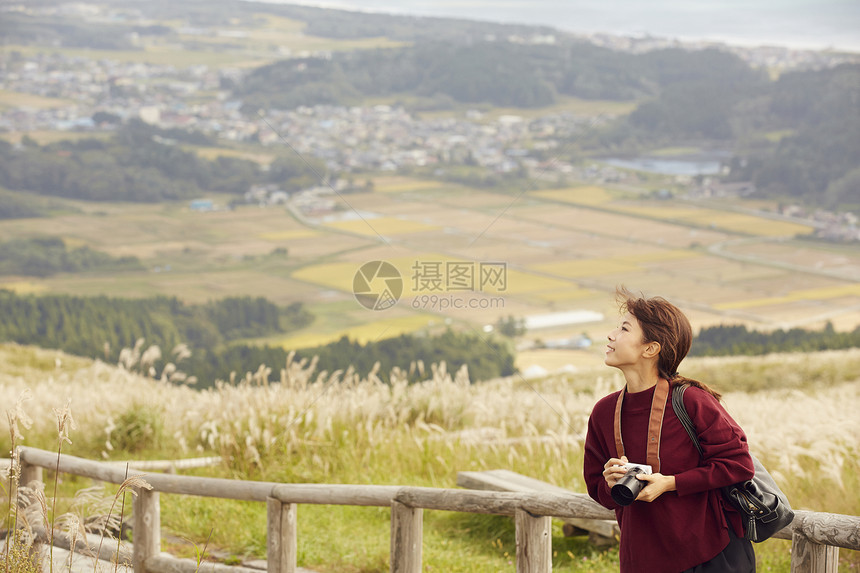 女性青年在户外旅游观光图片