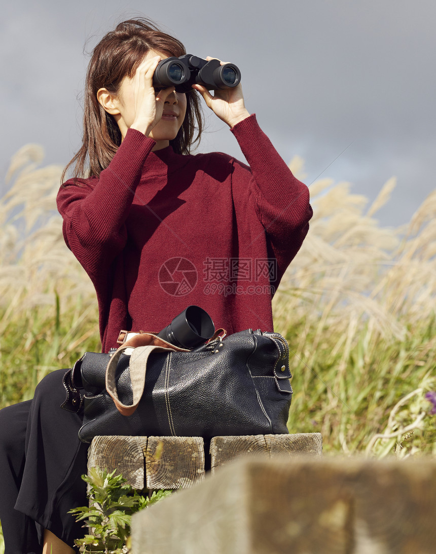 女性青年在户外旅游观光图片