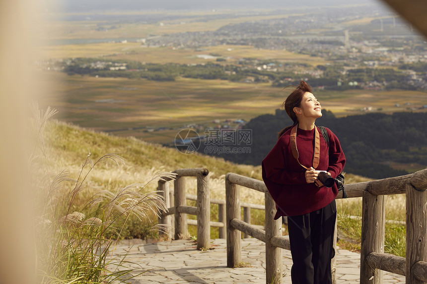 女性青年在户外旅游观光图片