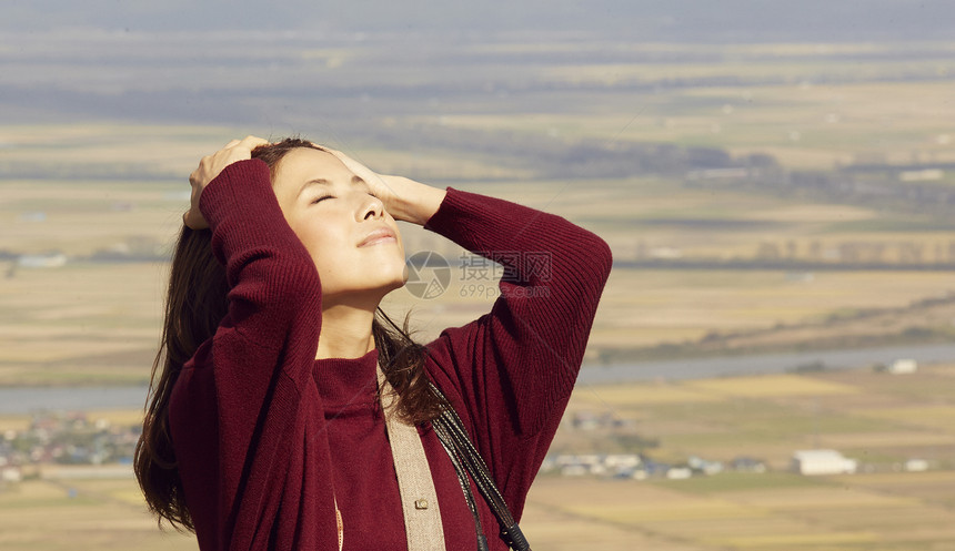 户外旅行观光的女人图片