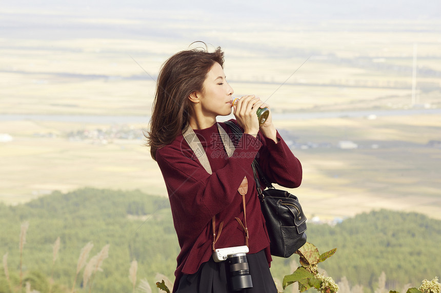 户外旅行观光的女人图片