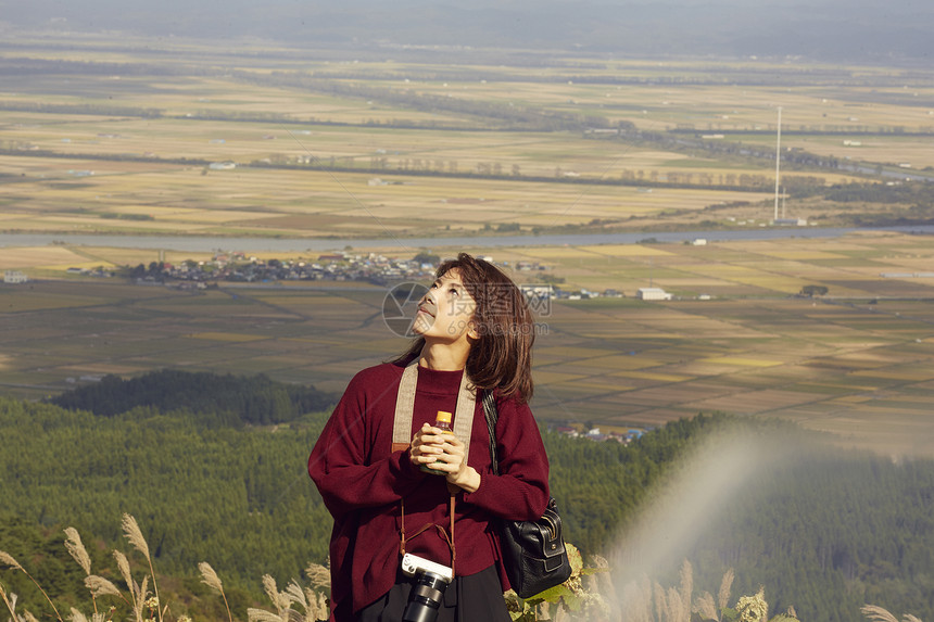 女性青年在户外旅游观光图片