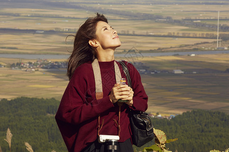 女性青年在户外旅游观光图片