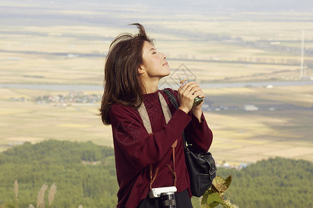 户外旅行观光的女人图片