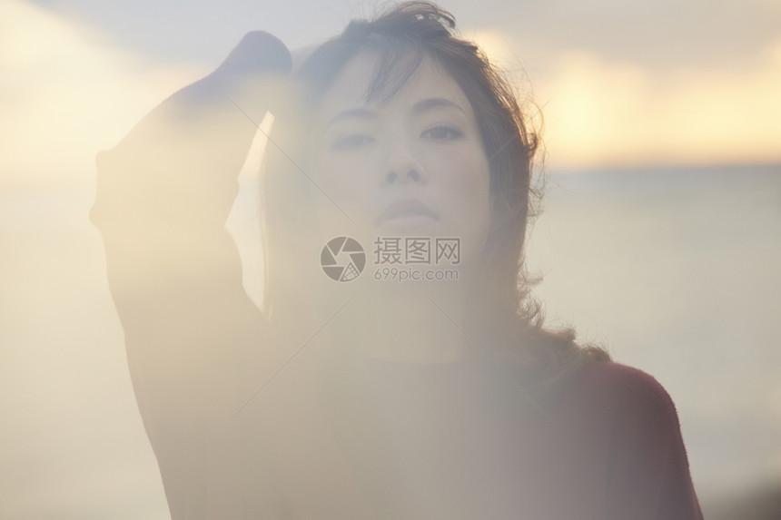 黄昏夕阳下的年轻女人图片