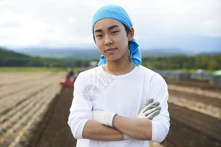 体验农业种植的年轻人图片