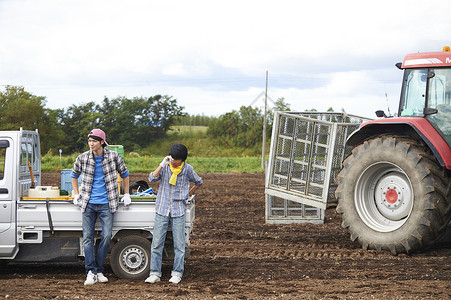 产业工人丰收乡下体验农业经验的年轻人图片