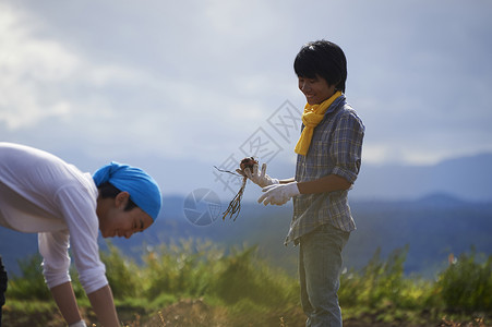 农作国内亚洲体验农业经验的年轻人图片