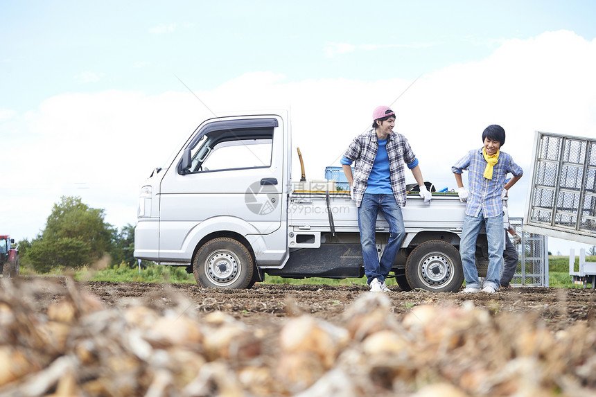 农活乡村生活体验农业经验的年轻人图片