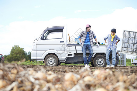 农活乡村生活体验农业经验的年轻人图片