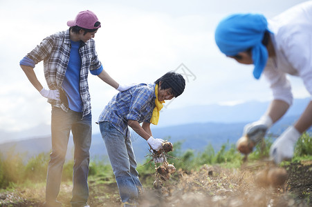 男人们自然光亚洲体验农业经验的年轻人图片