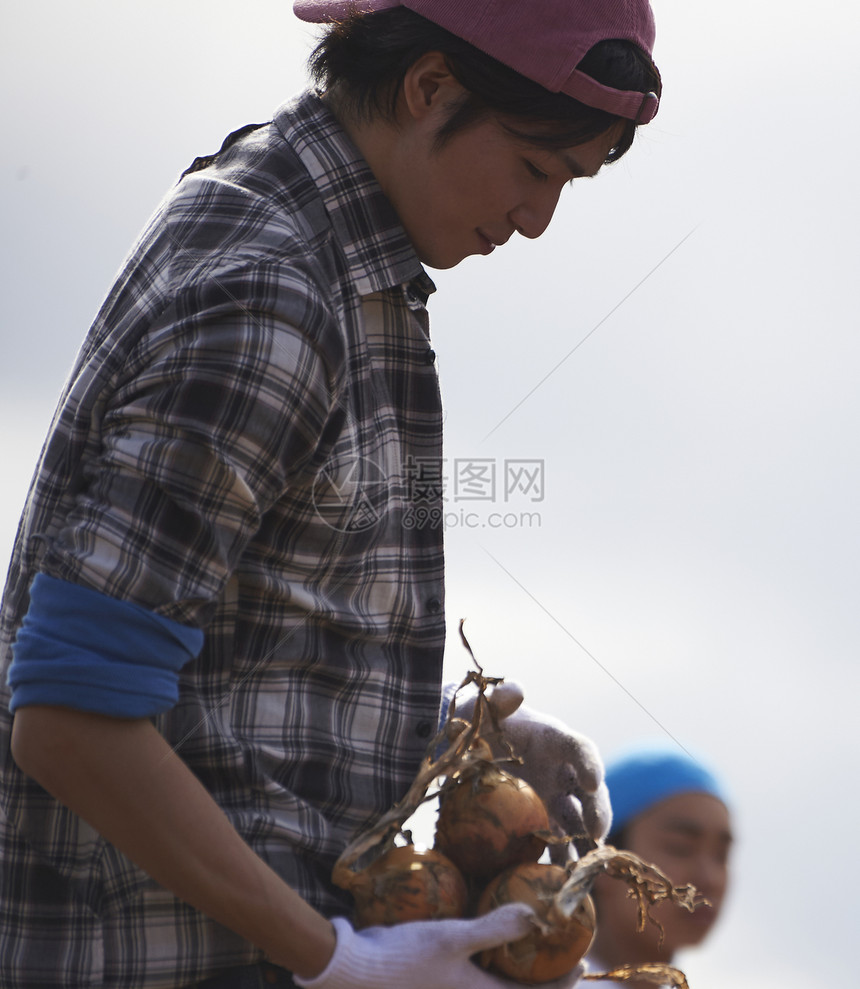 农地里干活的年轻人图片