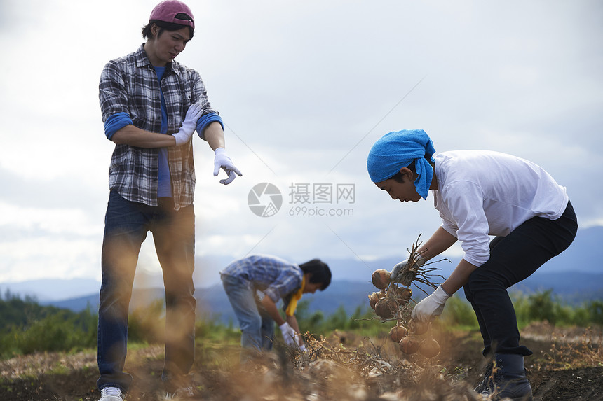 体验农业经验的年轻人图片