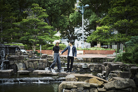 情侣夫妇城市公园散步图片