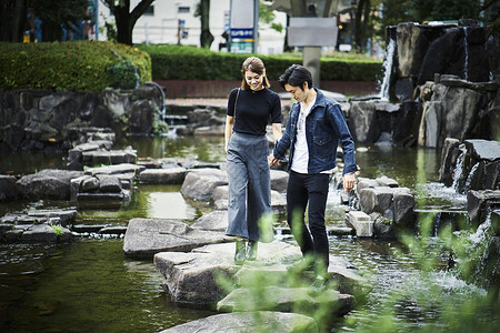 情侣在公园散步游玩高清图片