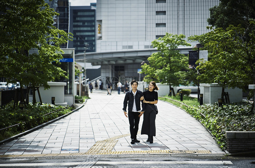 一对夫妇在城市散步图片