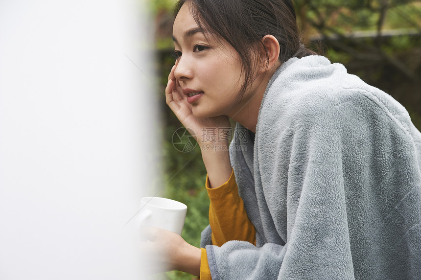 坐在篝火旁的女人图片