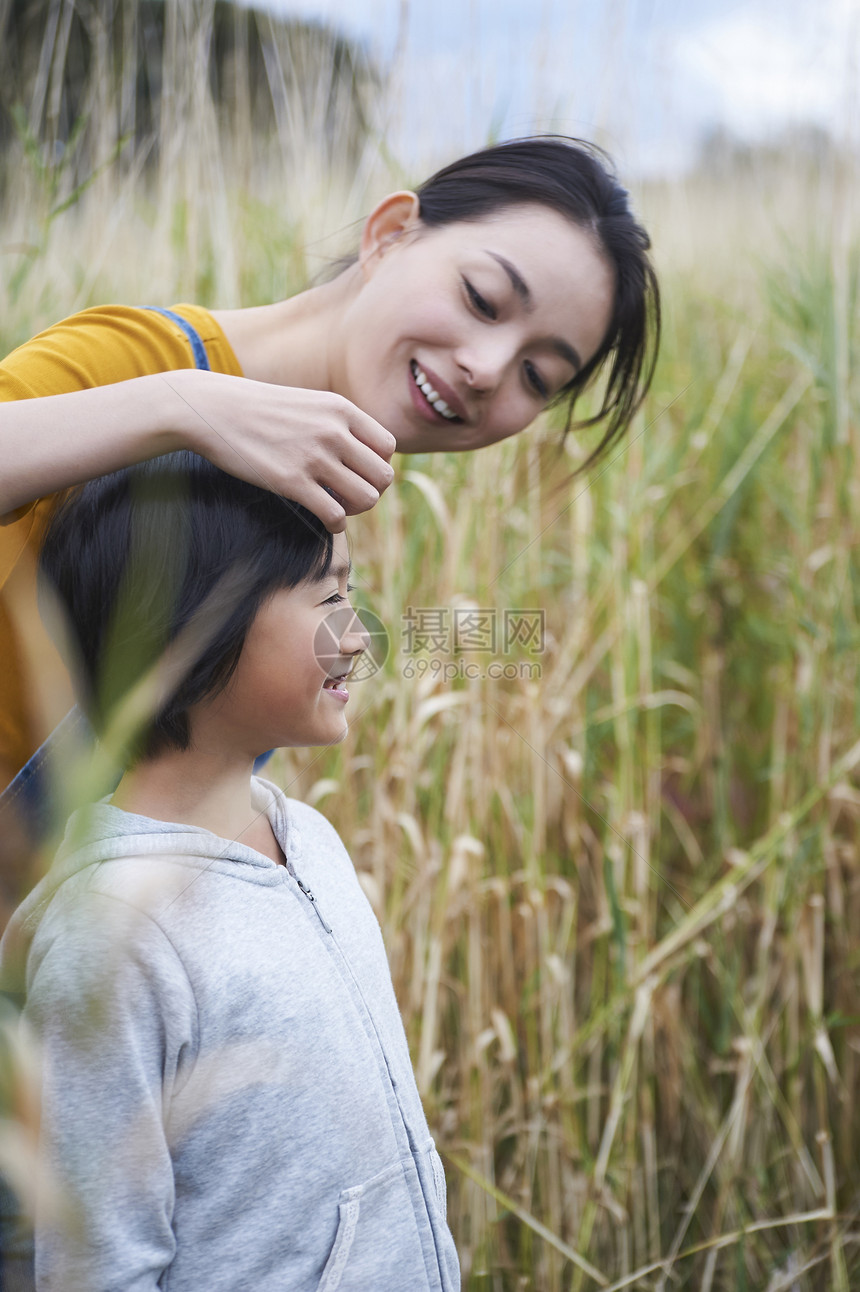 母女在乡下享受生活图片